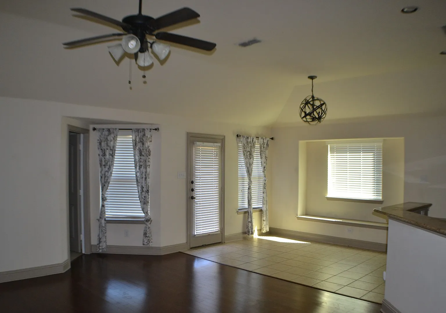 House For Lease in Heartland — Photo 3
