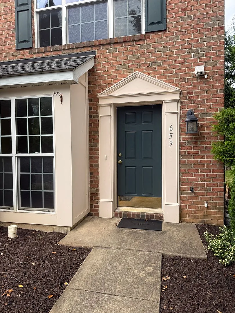 Updated Townhouse in Ballenger Creek — Photo 2