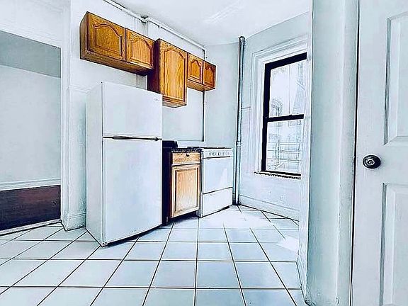 4th image of 321 E 108th St APT 6