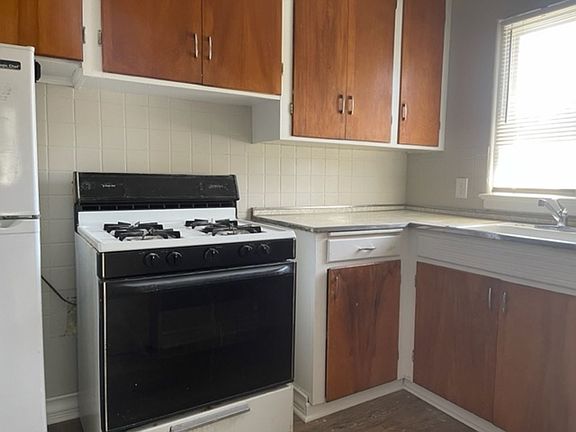 3rd image of 2555-2575 Dewey Ave #40-38