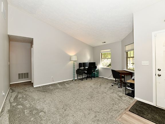 4th image of 391 Longfellow Ct