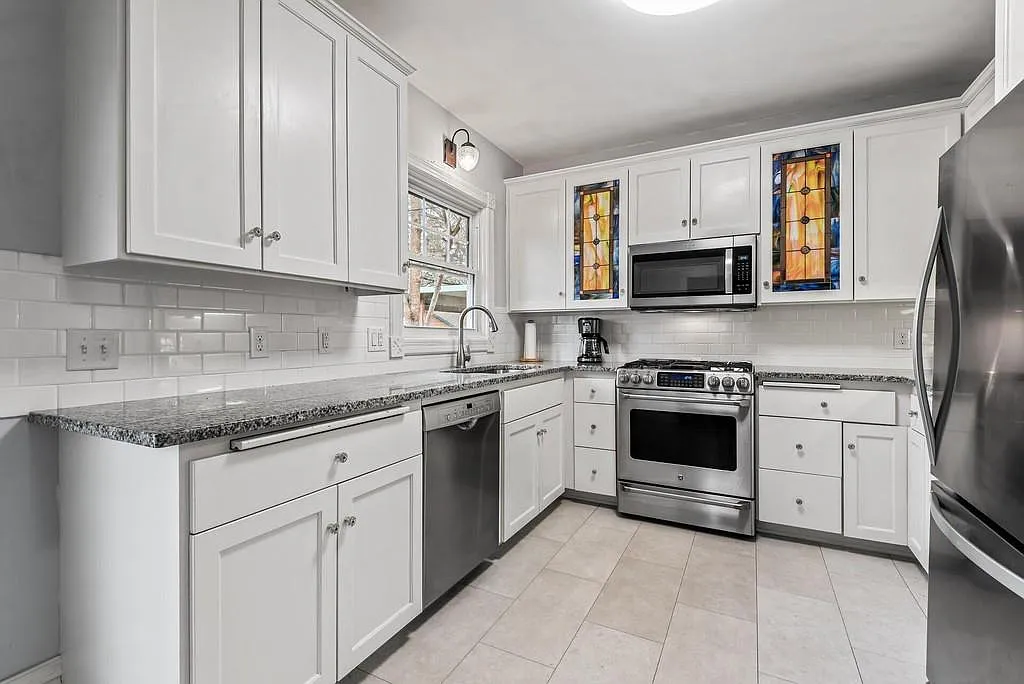 4 bed, 3217 sqft, $2,800 — Photo 2