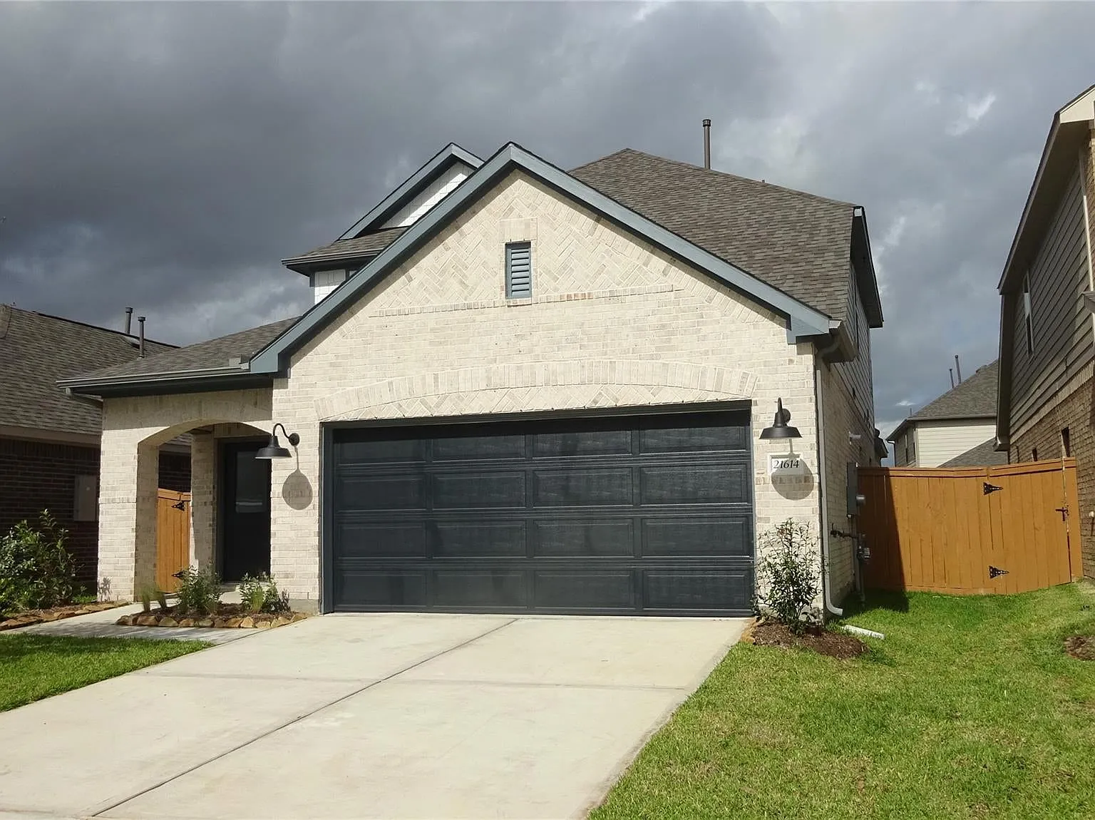 4 bed, 2434 sqft, $3,200 — Photo 2
