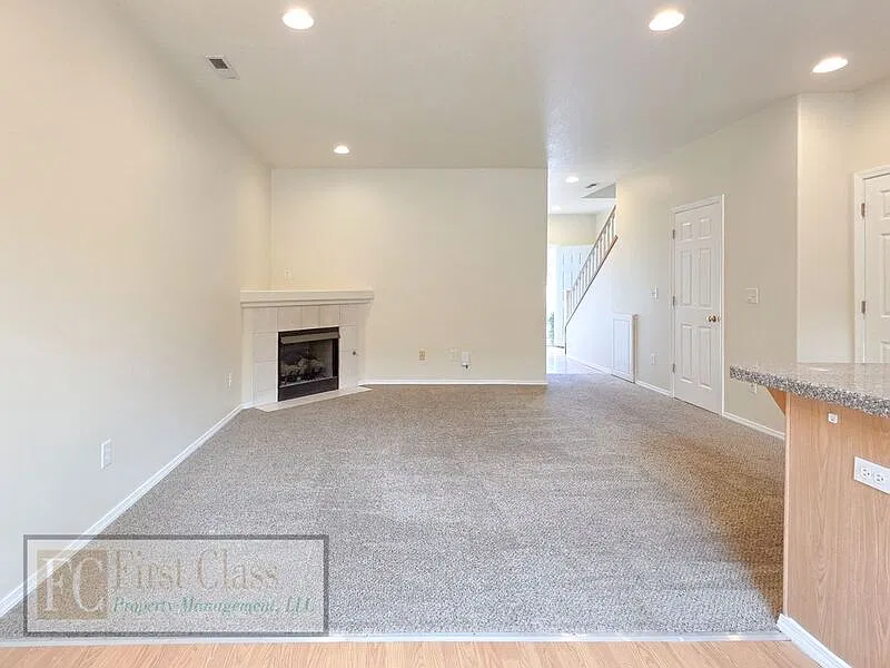 3 bed, 2.5 bath, 1284 sqft, $2,395 — Photo 2