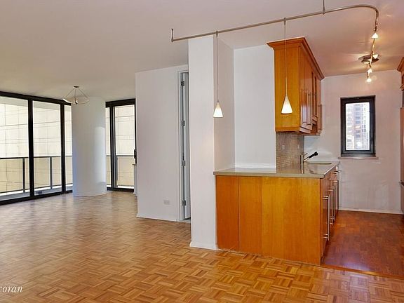 5th image of 161 W 61st St APT 14F