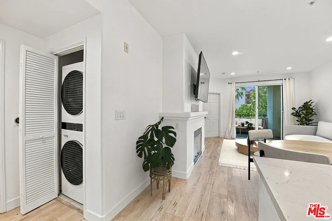 2 bed, 2.0 bath, 904 sqft, $4,575 — Photo 3