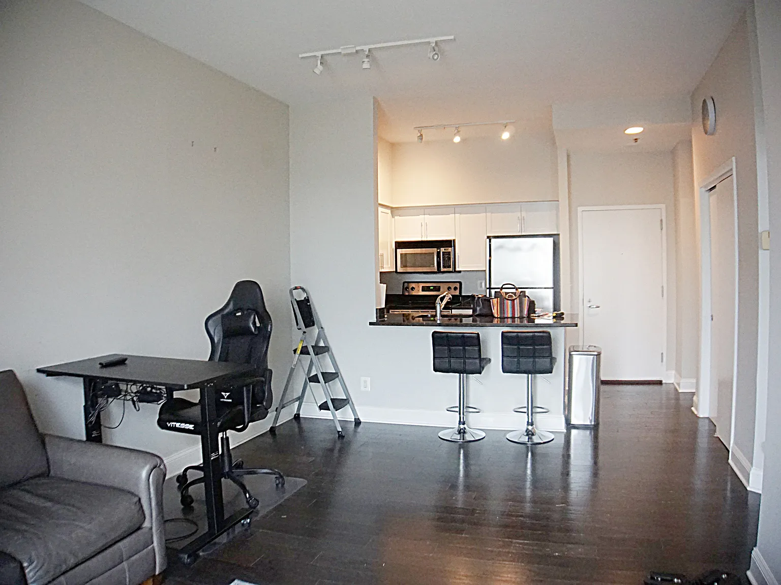 1 bed, 727 sqft, $2,300 — Photo 2
