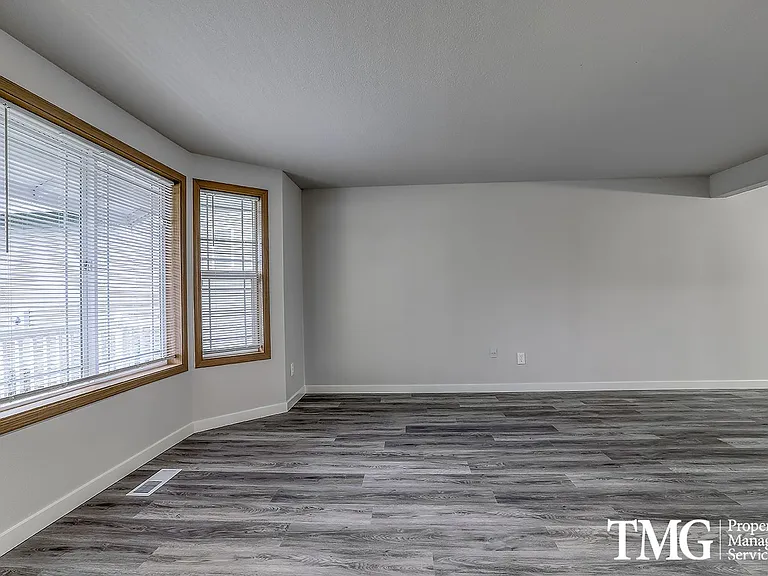 3708 NE 98th St — Photo 2