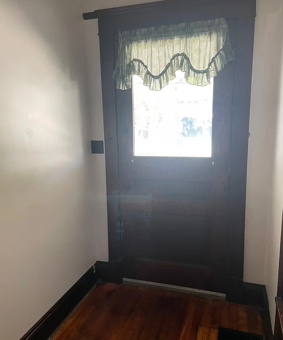 2 bed, 1.0 bath, 2756 sqft, $1,100 — Photo 4