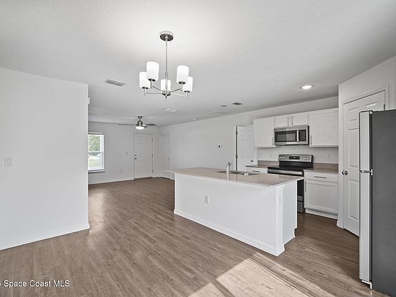 3rd image of 549 Eldron Blvd SE