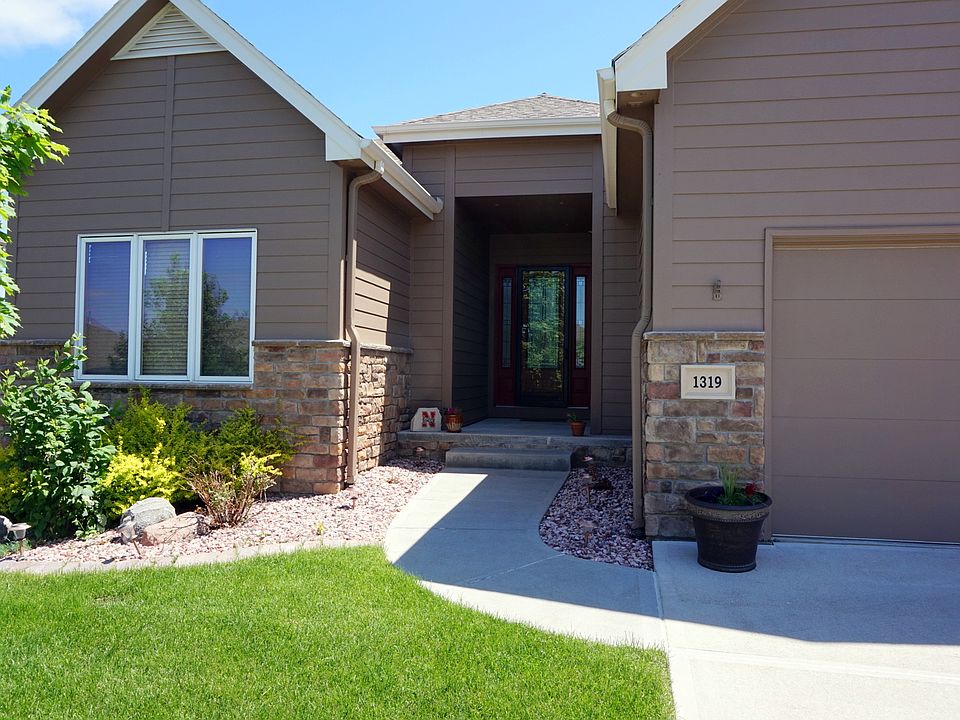 1st image of 1319 N 182nd St