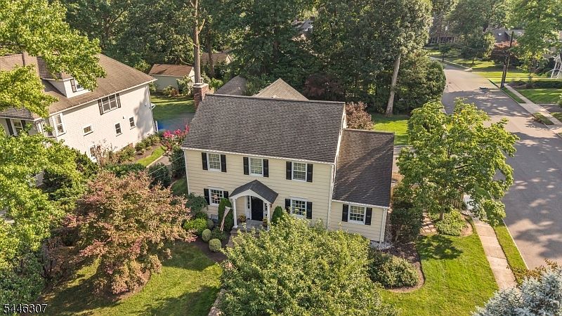 1st image of 567 Lawrence Ave