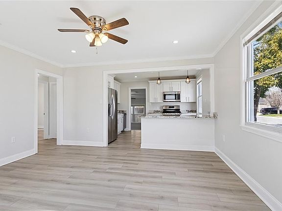 4th image of 246 East Ave