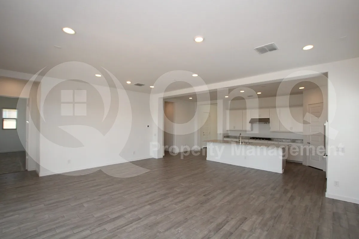 3 bed, 3.0 bath, 2187 sqft, $2,399 — Photo 3