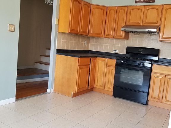 5th image of 124 Rockne St