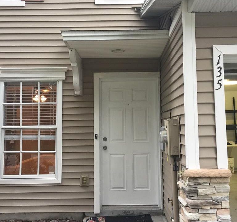 1st image of 135 Woodknoll Pl
