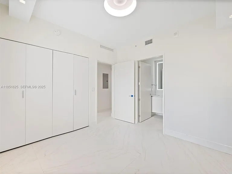 700 NE 24th St #4305 — Photo 6
