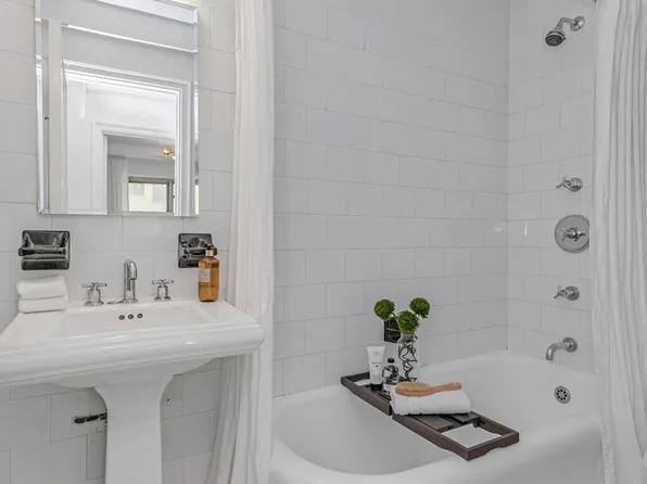 400 East 52nd Street image 10 of 10