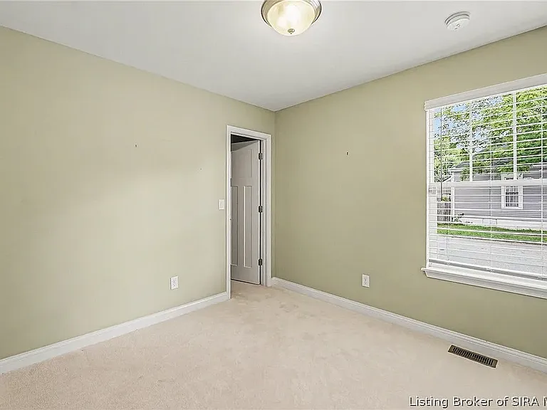 2225 E Spring St — Photo 25