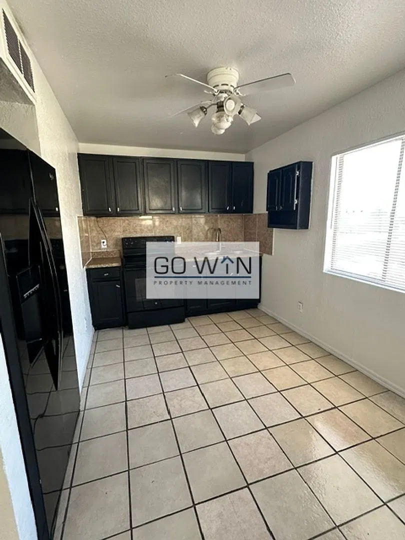 3233 W Melvin St — Photo 1