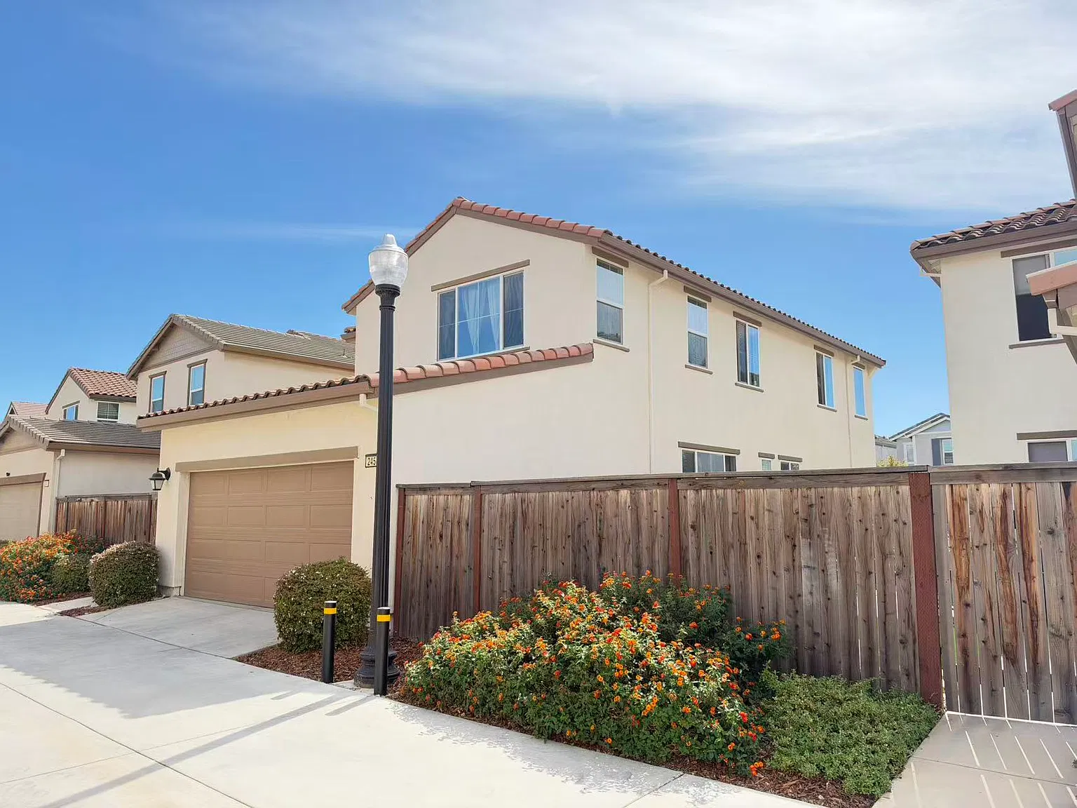 4 bed, 3.5 bath, 2500 sqft, $3,300 — Photo 2