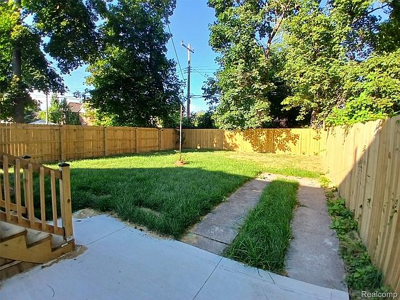 5th image of 388 Eastlawn St
