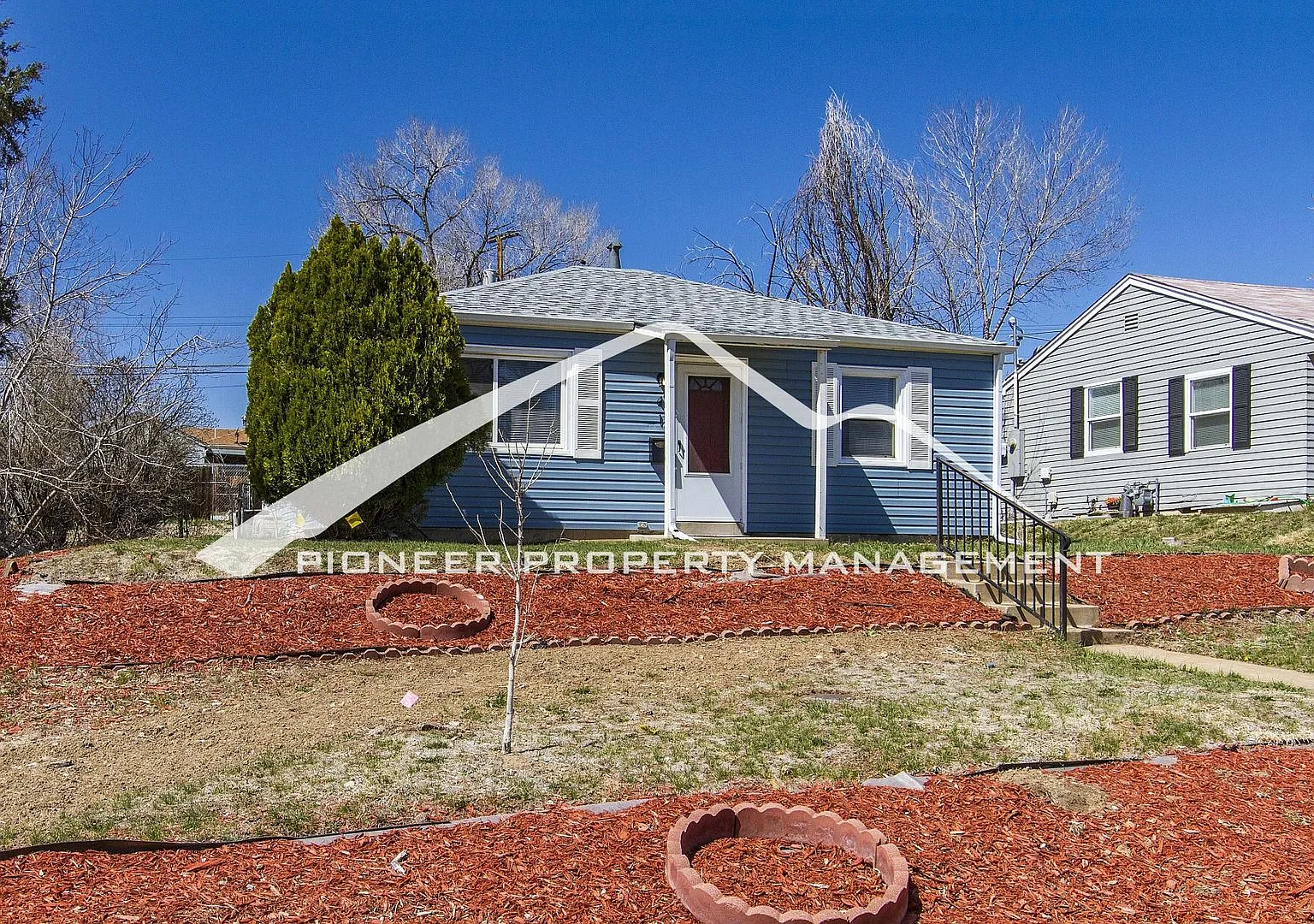 Charming Home with Washer/Dryer and Fenced in Yard — Photo 1