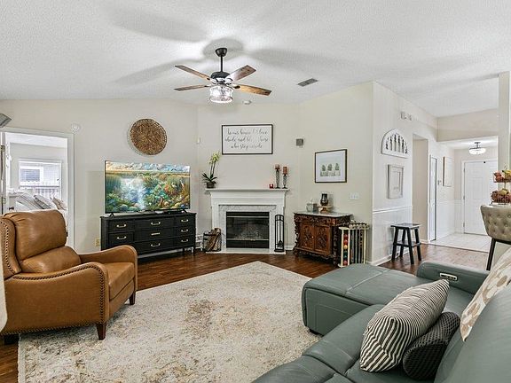 3rd image of 916 Lake Sanford Ct
