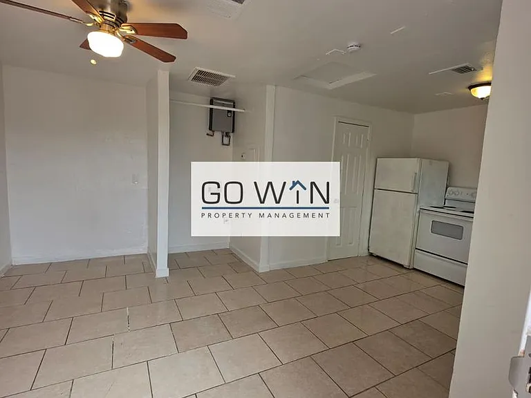 2440 E Monroe St — Photo 4