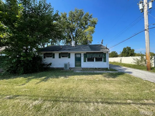 1009 Royal Heights Rd, Belleville, IL 62226