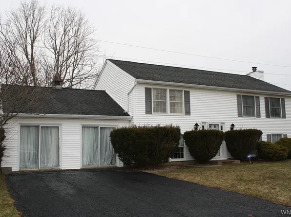 6623 Royal Pkwy N, Lockport, NY 14094