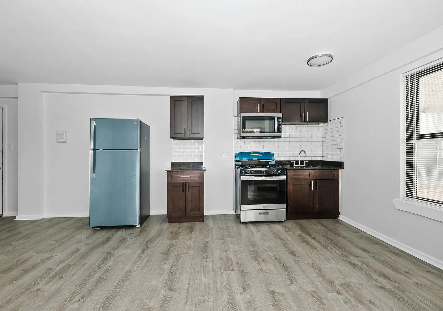 7200 Coles — Photo 3