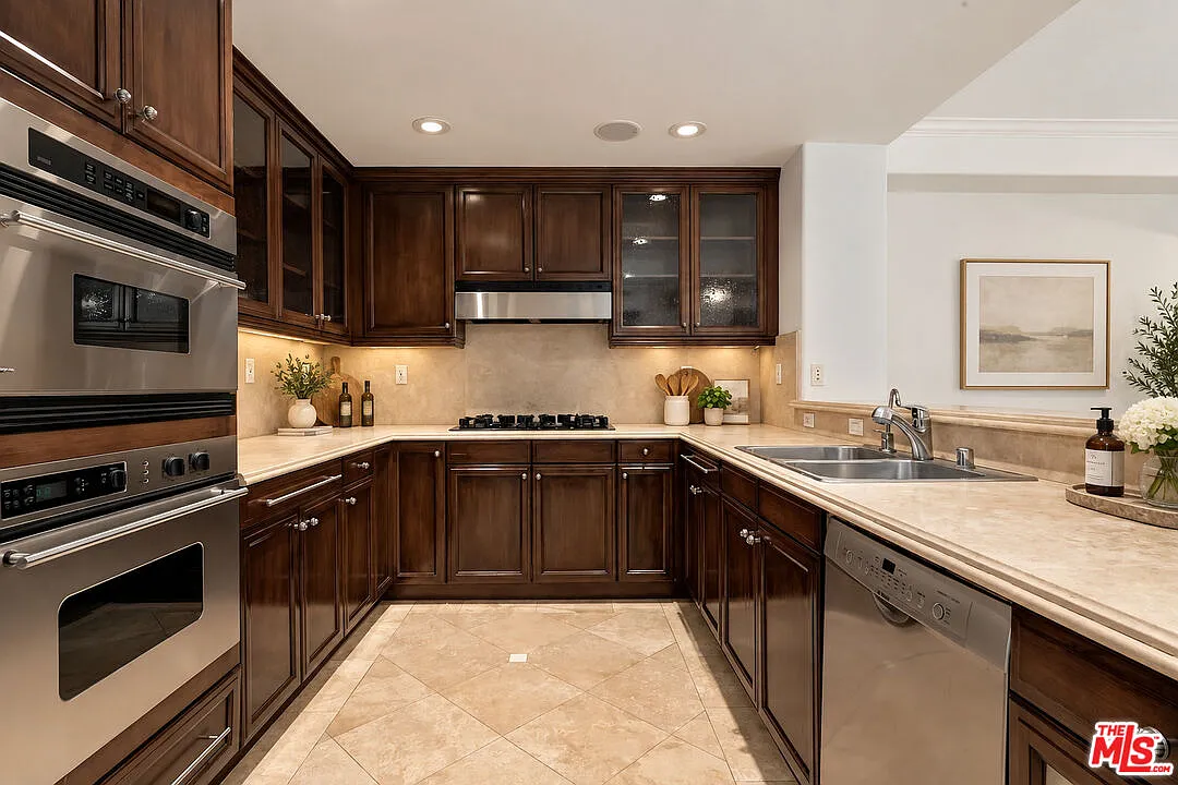 2 bed, 2.5 bath, 1776 sqft, $5,500 — Photo 2