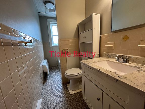 5th image of 820 E Main St APT 14