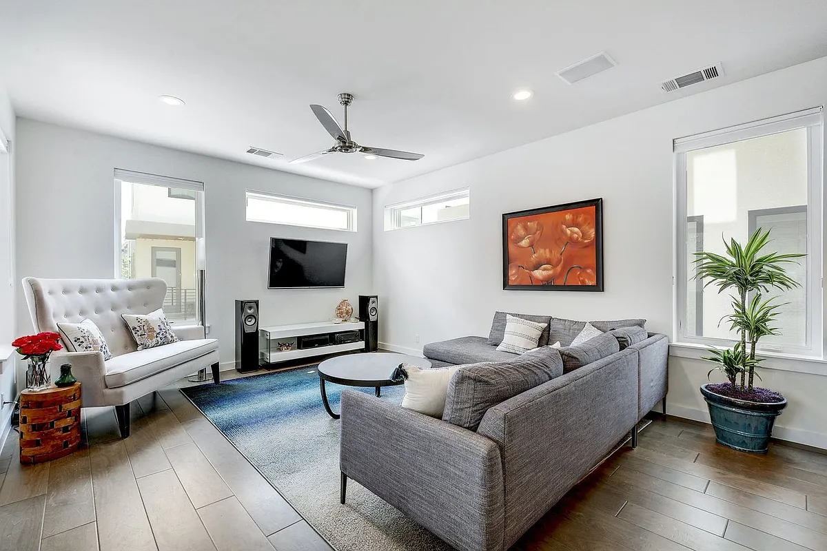 Building Photo - 2301 Bluebonnet Ln #2