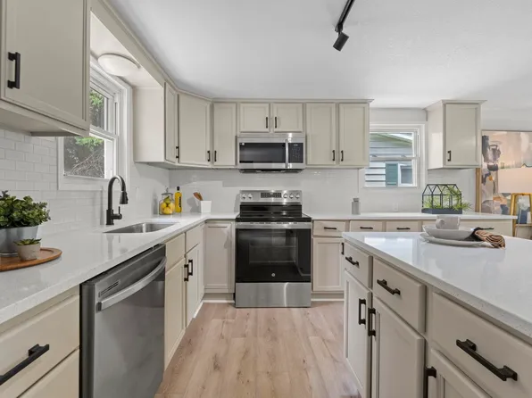 110 S 15th St, Decatur, IN 46733