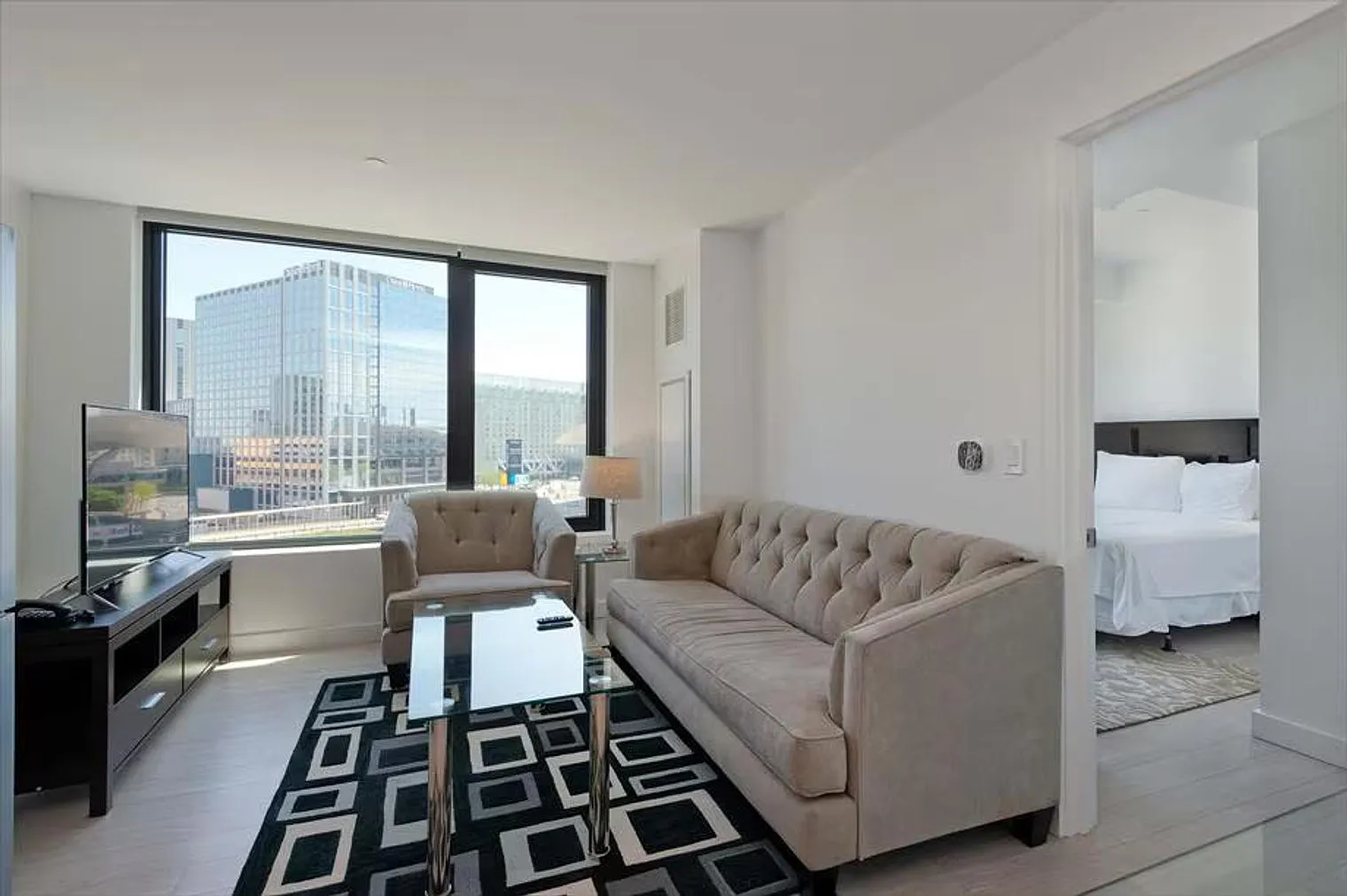 1 bed, 1.0 bath, 721 sqft, $8,100 — Photo 1