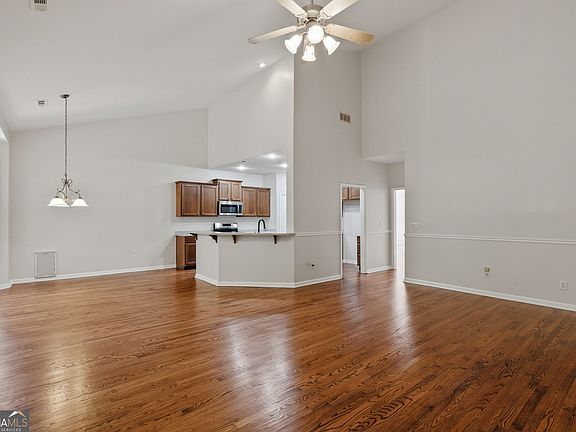 5th image of 402 Freedom Ln