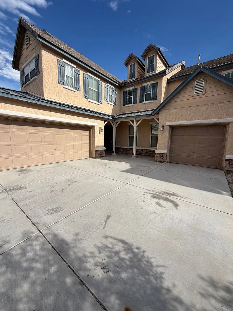 Americana Property Mgmt - Large 4 Beds, 2 Story Home In Nlv Gated Community. — Photo 2