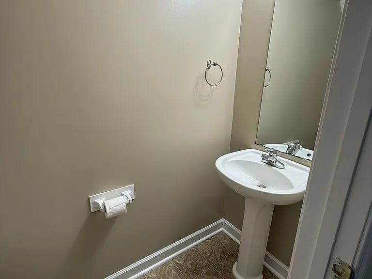 110 Ashwood Dr — Photo 6