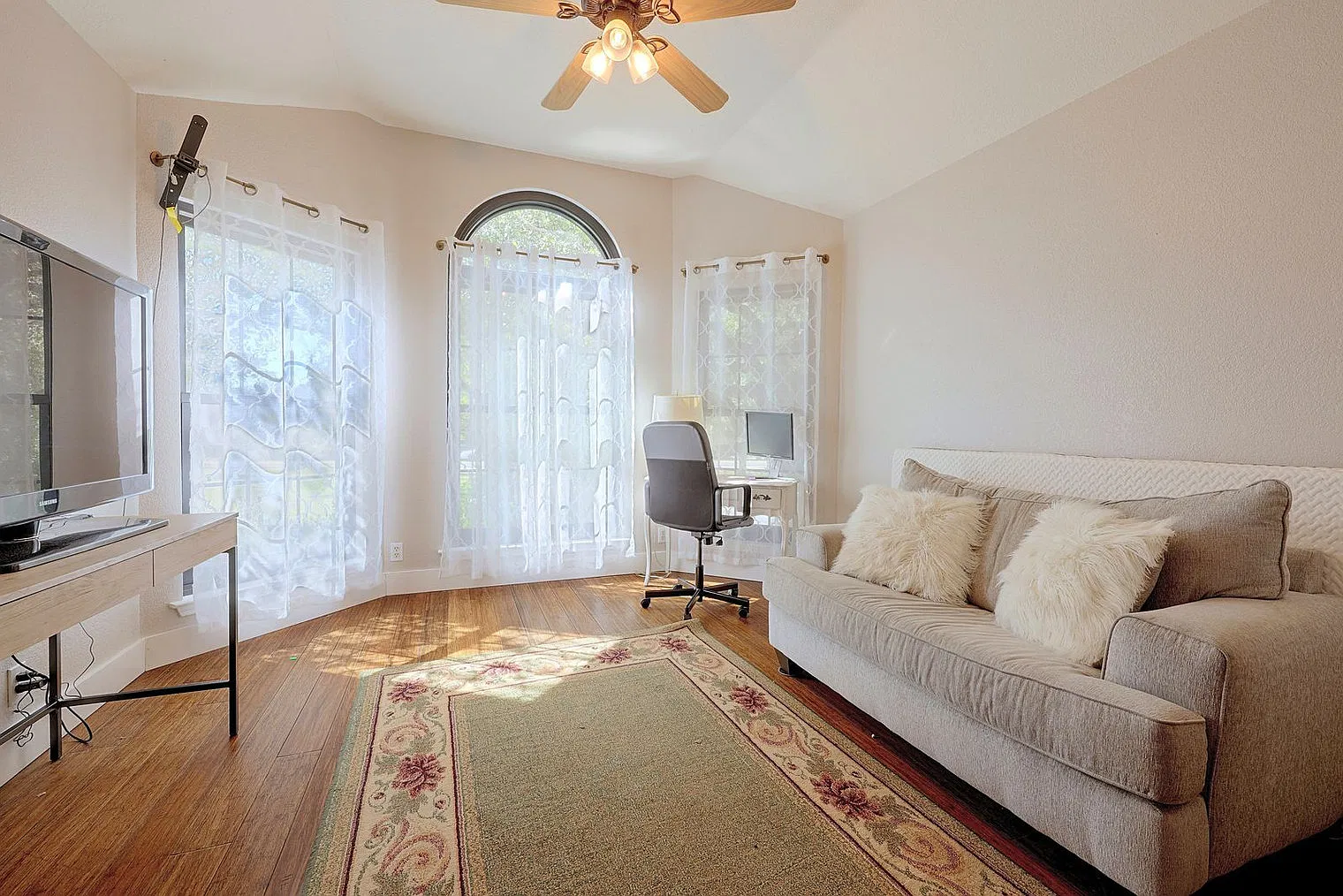 3 bed, 2.0 bath, 1797 sqft, $4,354 — Photo 4