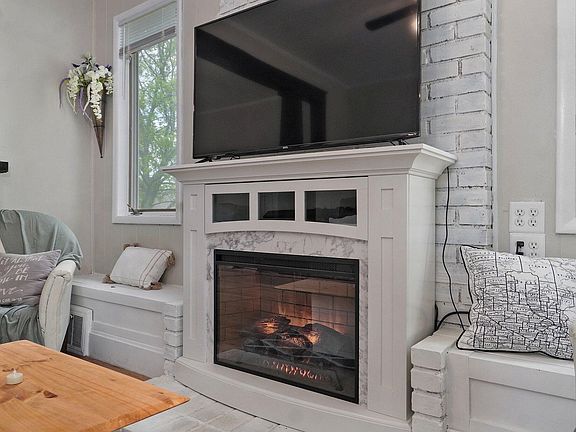 1009 S Hickory St-8