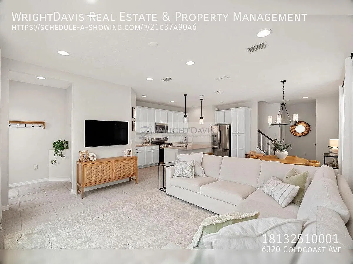 Beautiful 4 Bed/3.5 Bath Townhome in Waterset! — Photo 4
