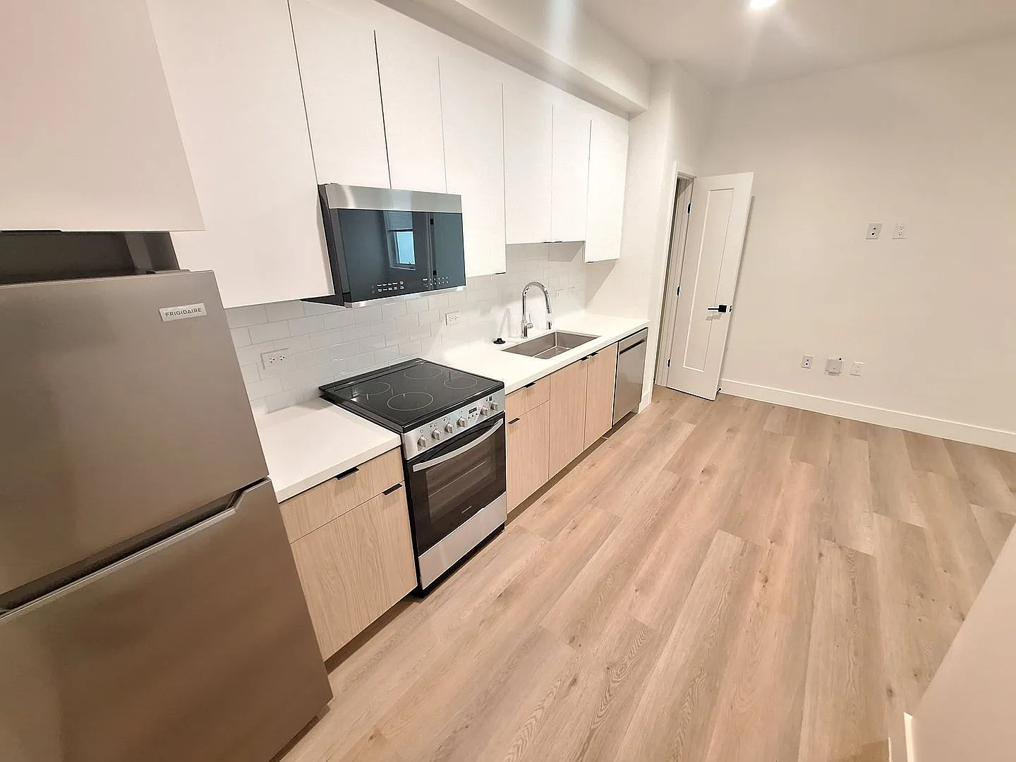 1 bed, 1.0 bath, 455 sqft, $2,585 — Photo 2