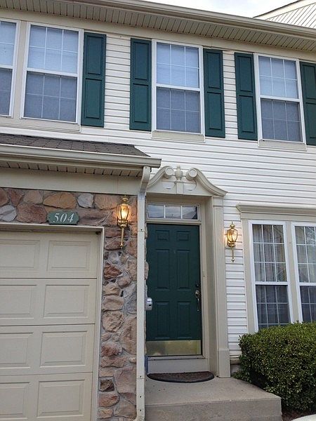 Welcoming townhome
						:
						Spacious 3 bedroom townhome, lots of light and upgrades