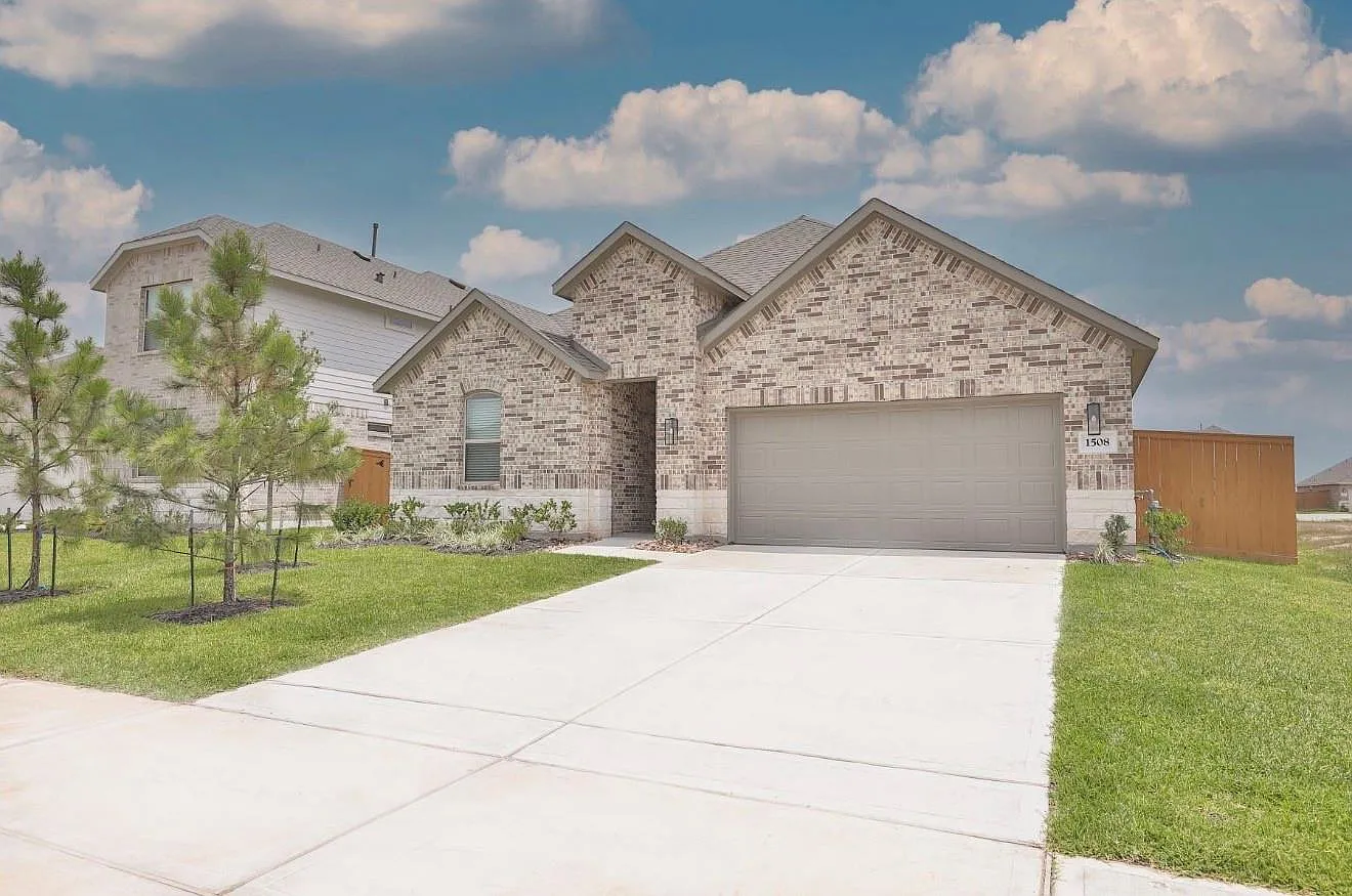 4 bed, 2.0 bath, 1883 sqft, $2,600 — Photo 1
