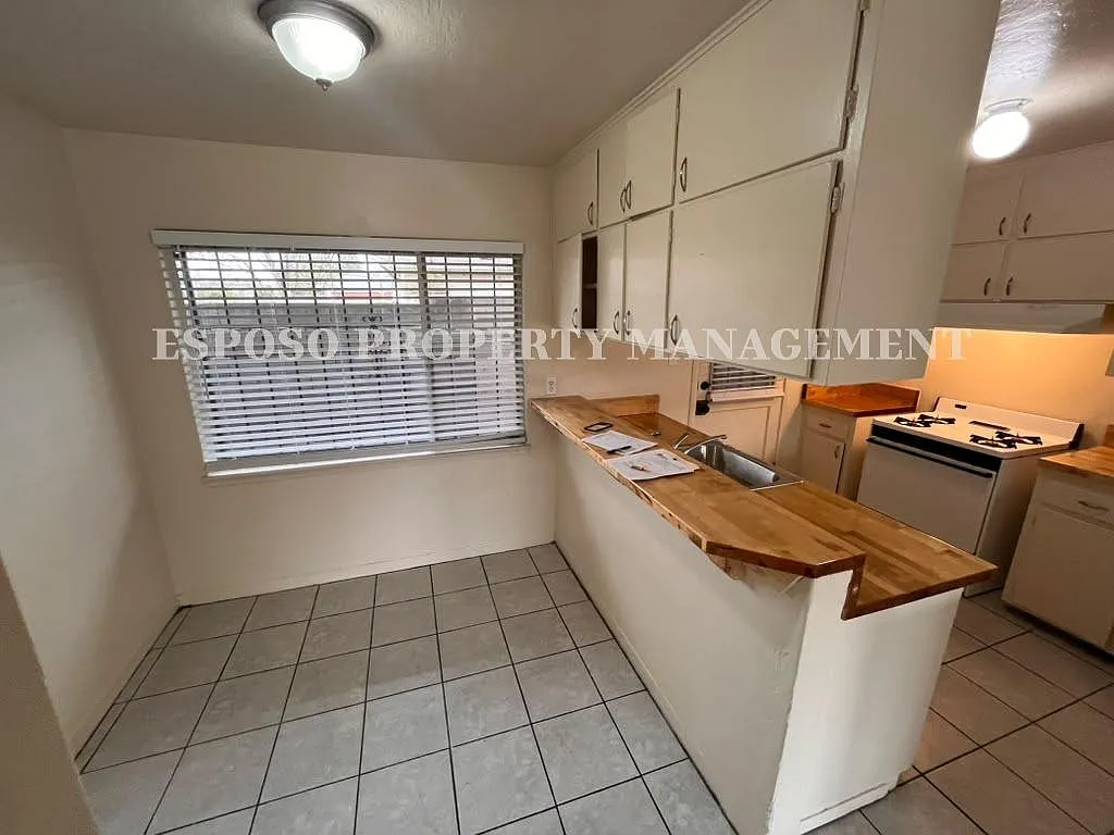 2825-2841 E. Harvard Ave. - 2827 — Photo 4