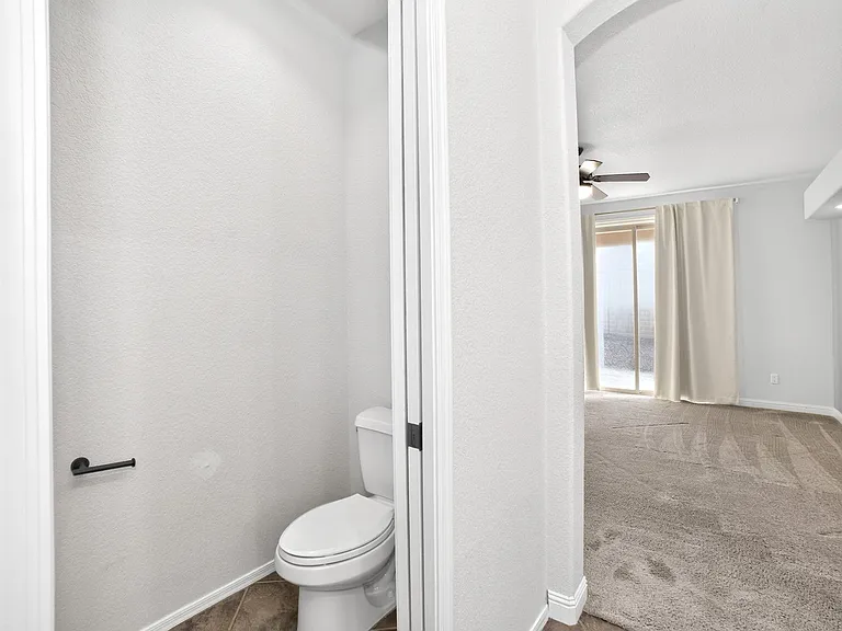 2792 S Aurora Ave — Photo 24