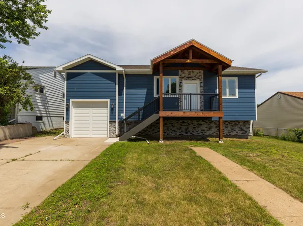 312 11th St NW, Mandan, ND 58554