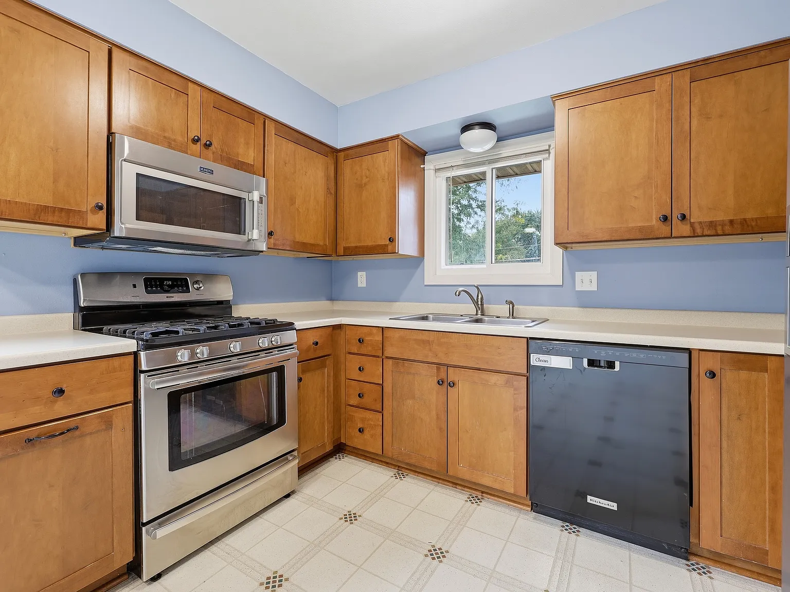 3 bed, 1400 sqft, $2,100 — Photo 3